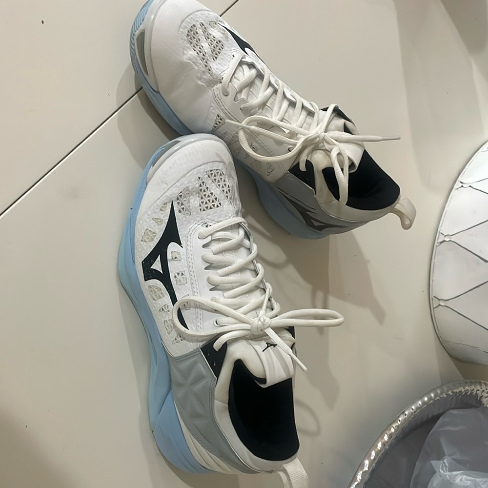 Mizuno wave momentum volleyball tennis shoes size 9